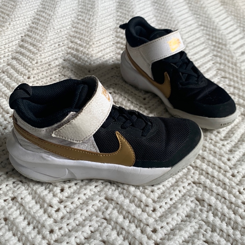 Nike Hustle basketball sneakers